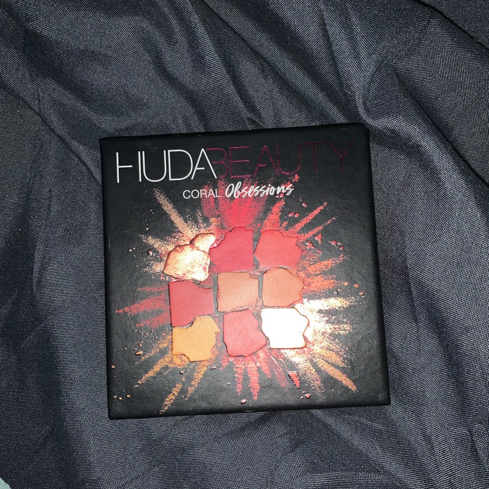 hudabeauty coral obsessions eyeshadow palette
